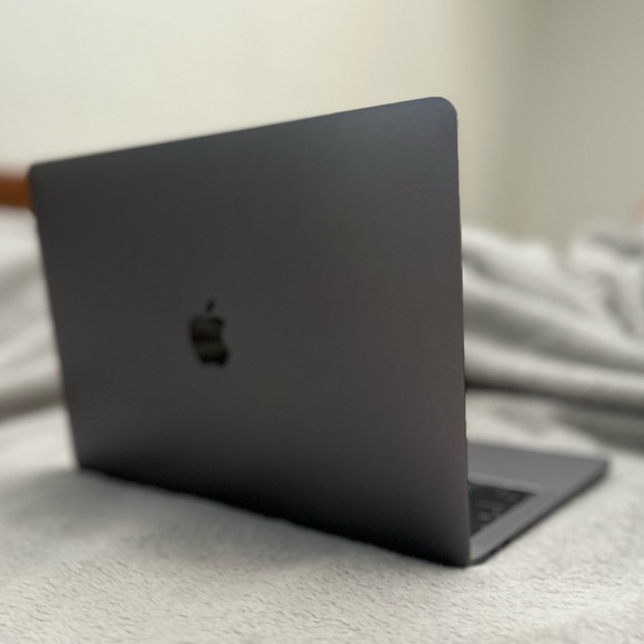 2016 SILVER MACBOOK PRO 13 INCH